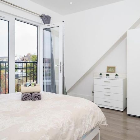 Beautiful 4 Bed Immaculate Condition Refurbished Property Romford Eksteriør bilde