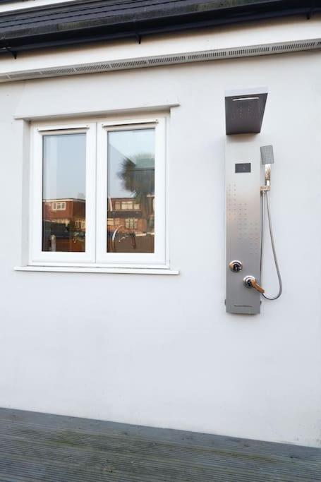 Beautiful 4 Bed Immaculate Condition Refurbished Property Romford Eksteriør bilde