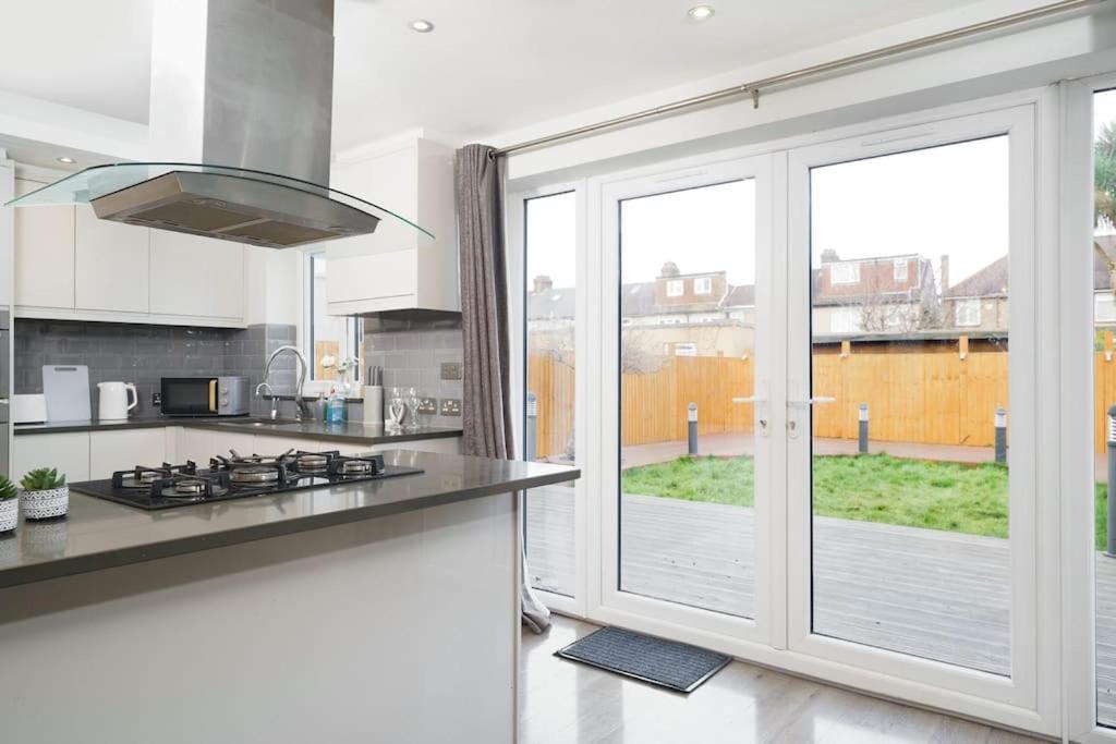 Beautiful 4 Bed Immaculate Condition Refurbished Property Romford Eksteriør bilde