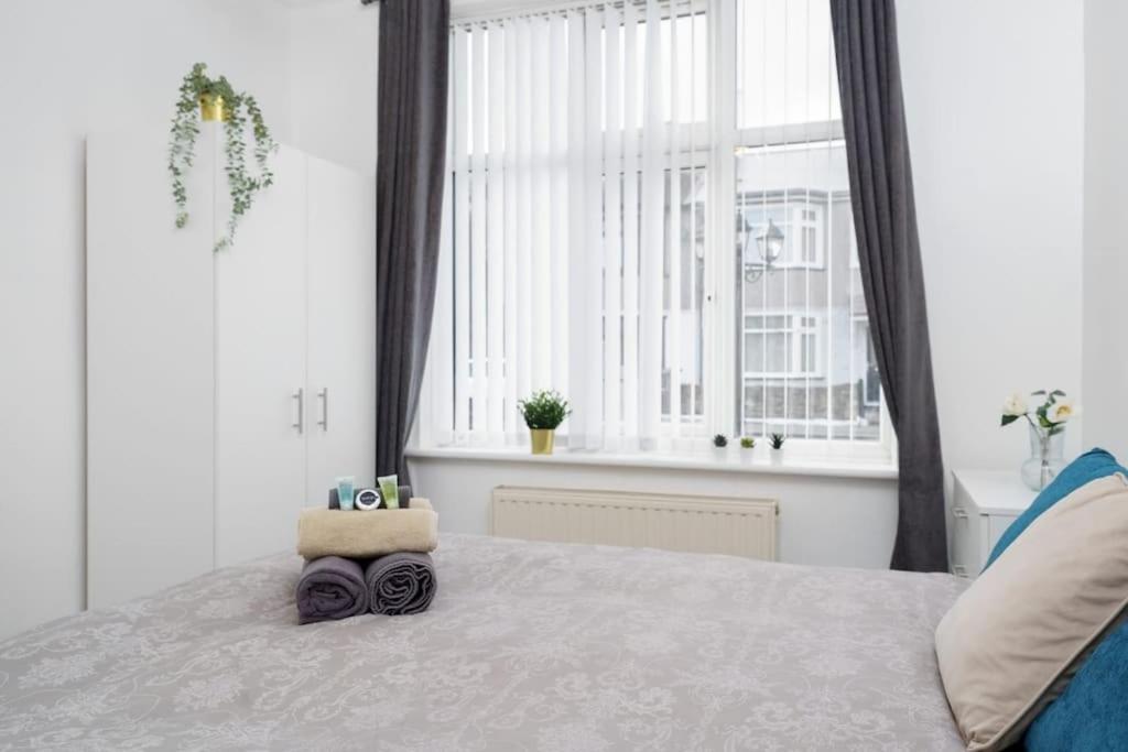 Beautiful 4 Bed Immaculate Condition Refurbished Property Romford Eksteriør bilde