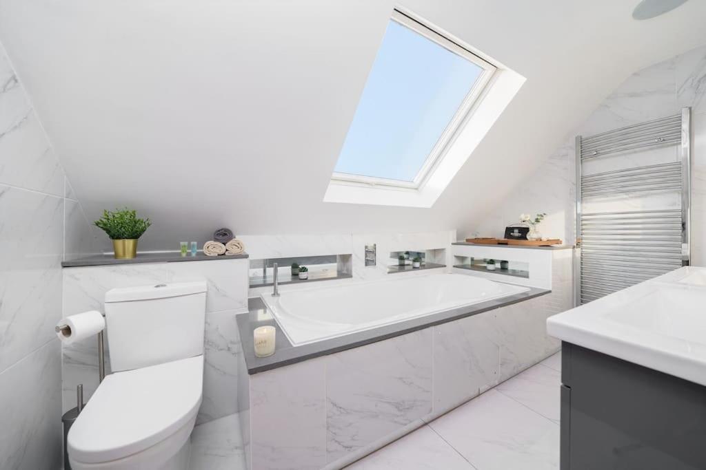 Beautiful 4 Bed Immaculate Condition Refurbished Property Romford Eksteriør bilde