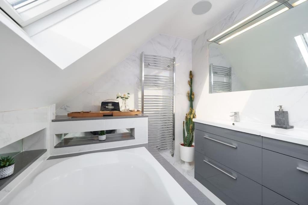 Beautiful 4 Bed Immaculate Condition Refurbished Property Romford Eksteriør bilde
