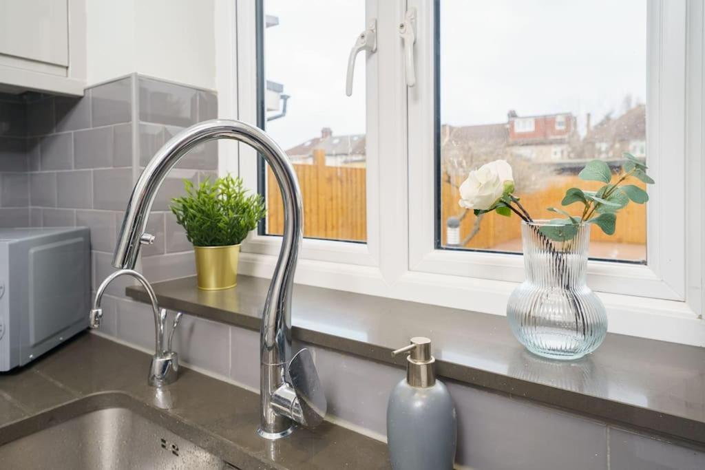 Beautiful 4 Bed Immaculate Condition Refurbished Property Romford Eksteriør bilde